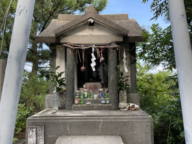 箱島神社　石祠